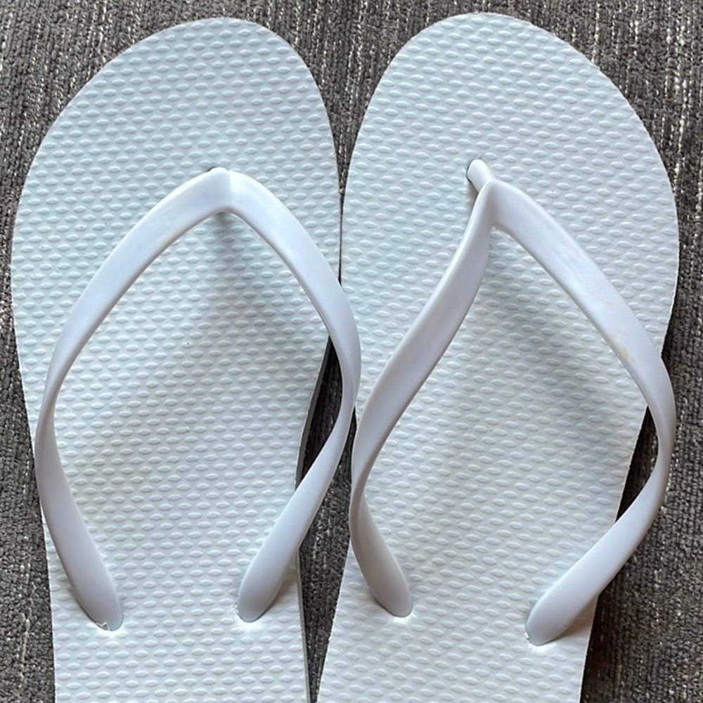 NWT FREE w/ $15 Purchase! White Flip Flops 🩴